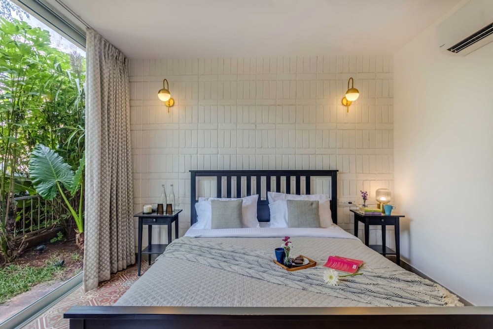Stylish 2BR w Pool Near Candolim and Coco Beach