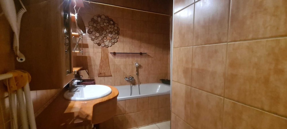 Elegant 2BR Prime Central Location