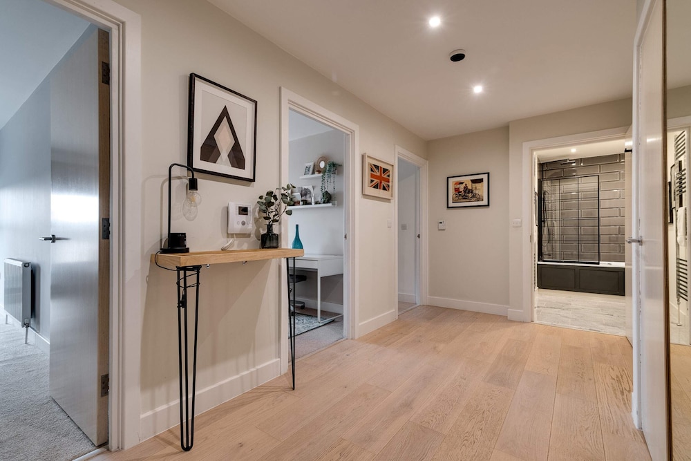 Spacious Modern Camberwell Apartment