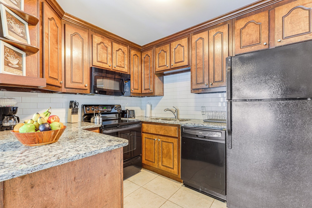 Steps to Park: Dog-friendly Condo in Conyers!