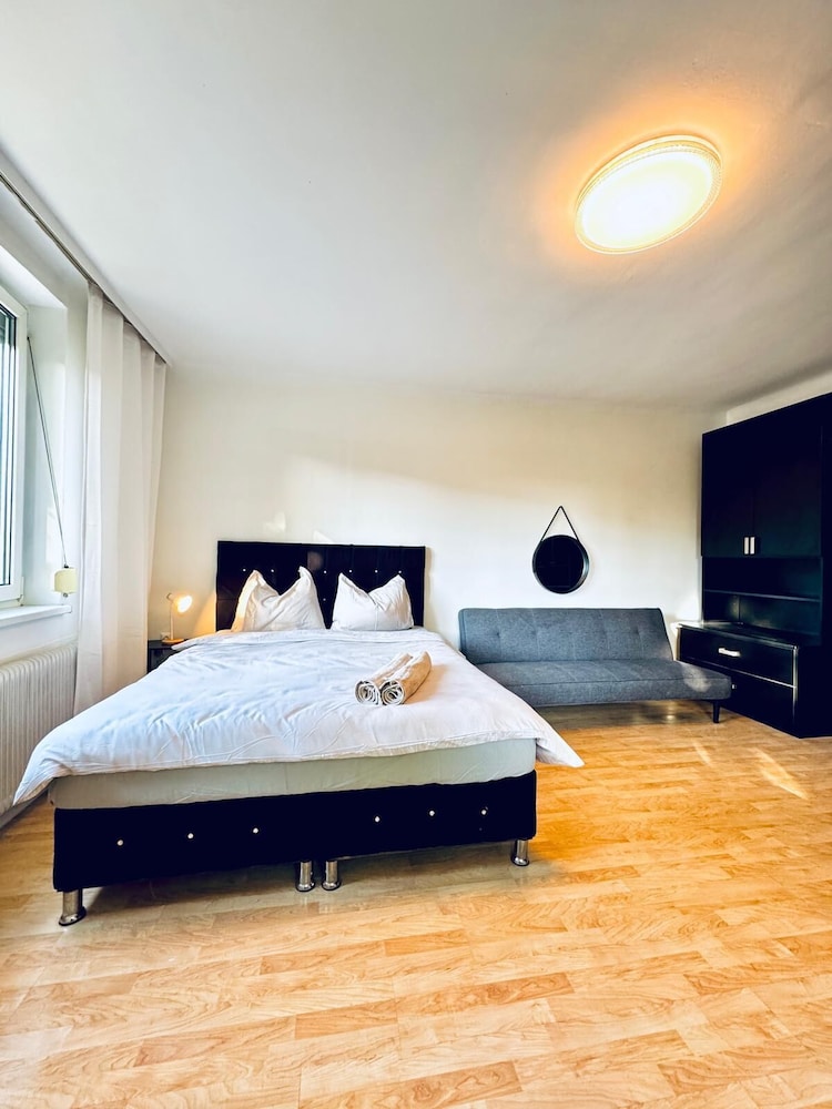 Cozy Garden Villa near Danube For 16P