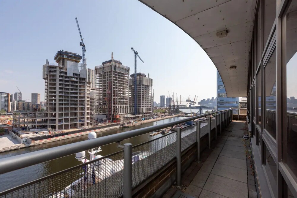 Top Floor 1BD Flat With Balcony - Isle of Dogs