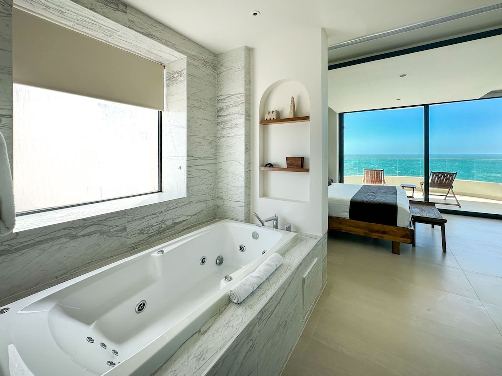 5BR Beachfront Luxury Condo