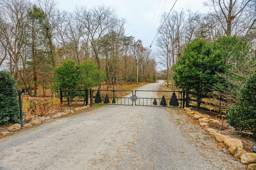On-site Trails + Furnished Deck: Monteagle Escape!