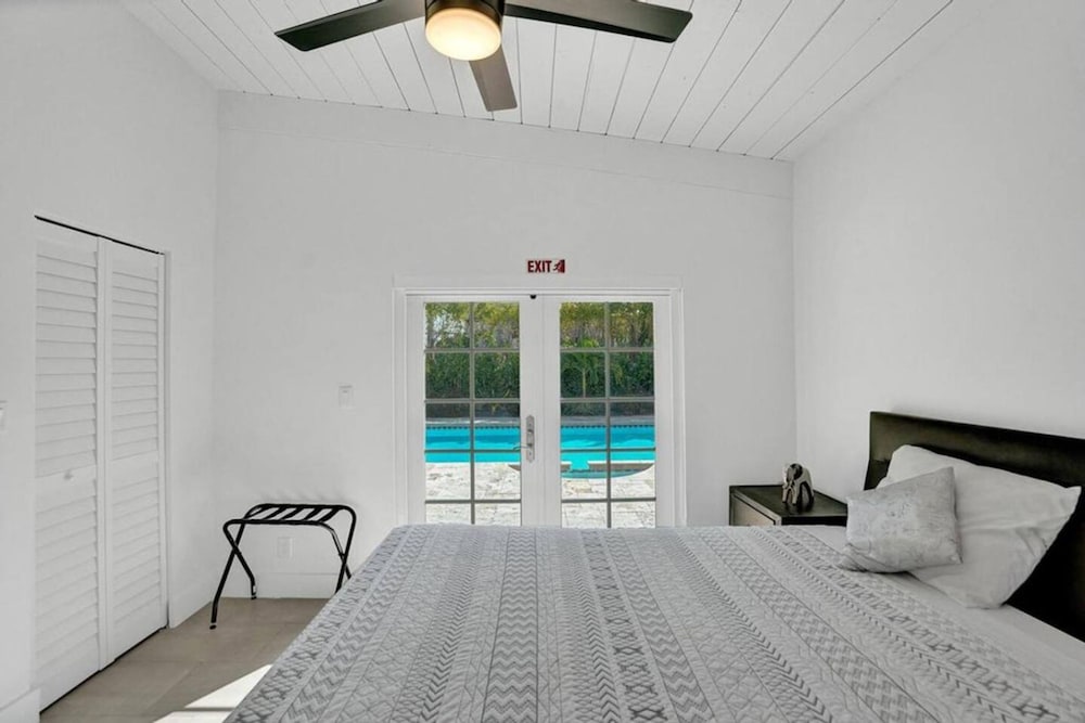 Pool House 3 Bedroom Home Victoria Park