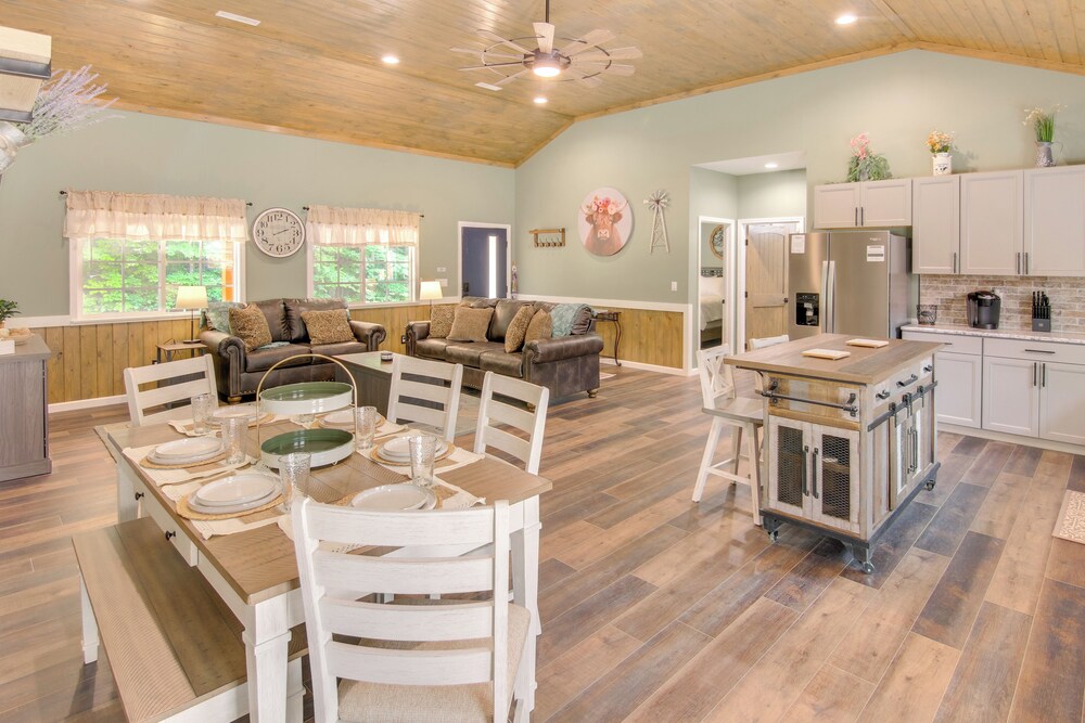 15 Mi to Pigeon River Rafting: Newly Built Cabin!