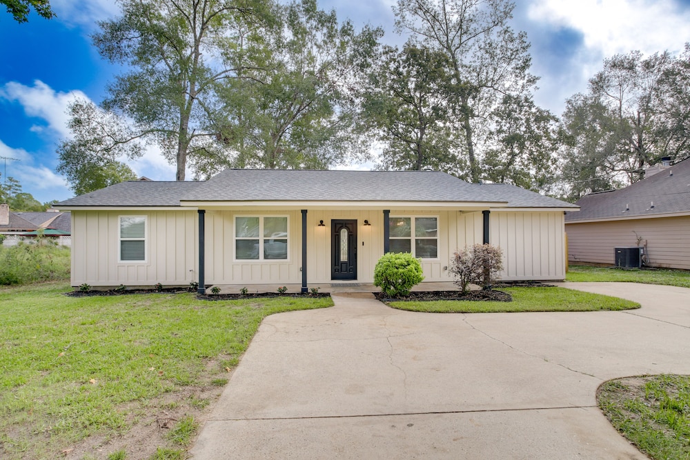 Dog-friendly Home in The Woodlands w/ Fenced Yard! view 3