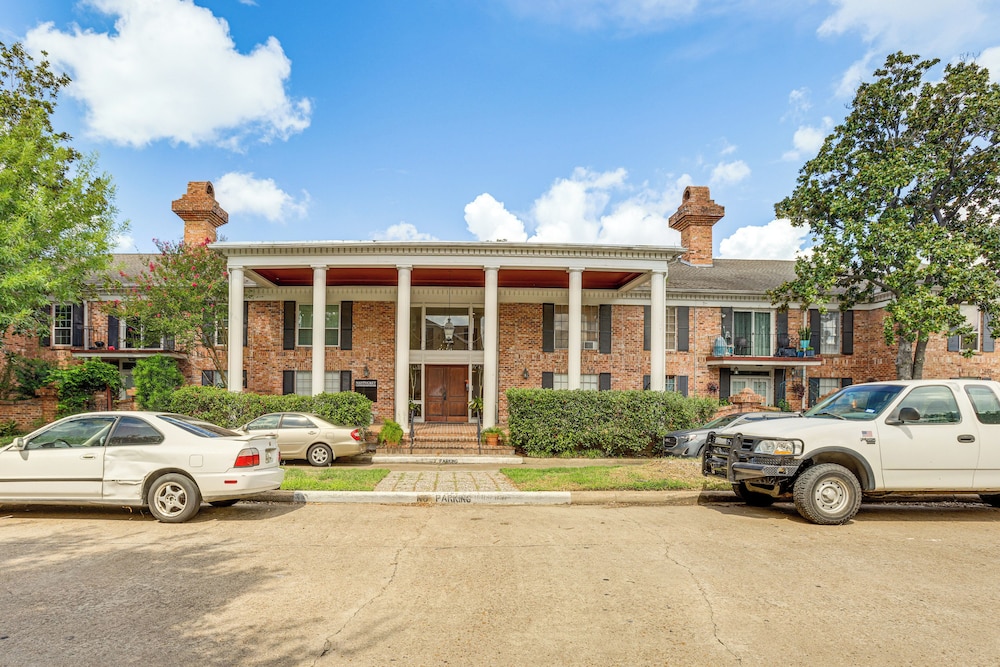 2 Mi to The Galleria: Uptown Houston Retreat!