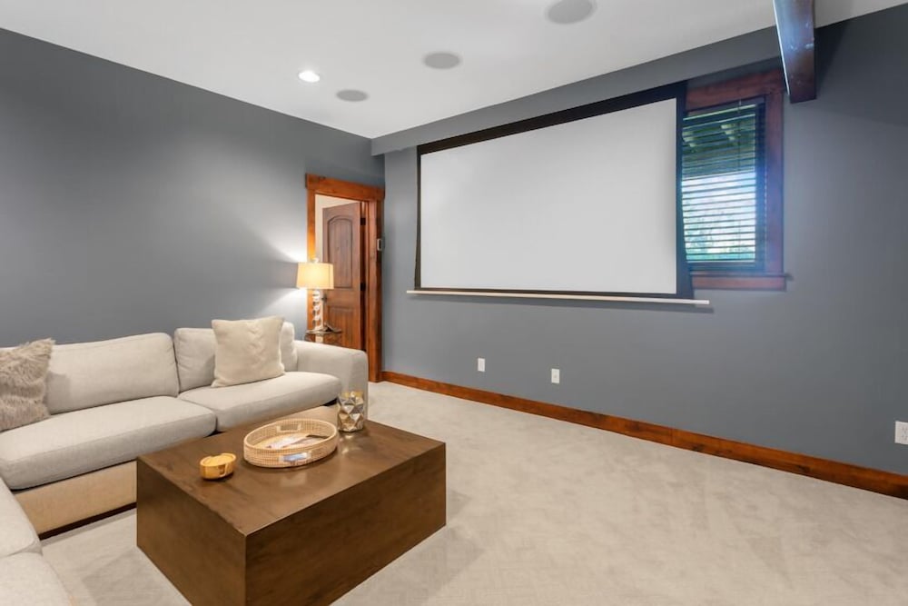 2540 Queen Esther Dr - 5 Bedroom Home with Spa 5 Home