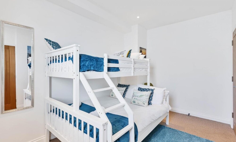 Seaview Heights - two Bedroom two Bathroom Loft Style Apartment Direct Distant sea Views - Fast Wifi view 5