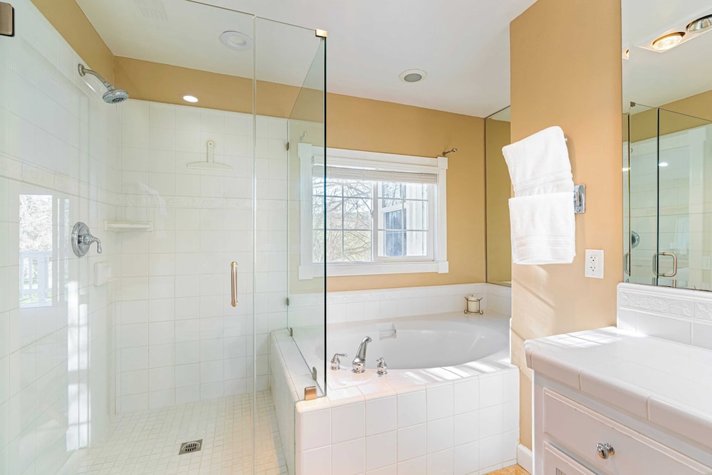 Victorian Manor In Paso Robles Wine Country + Pool, Hot Tub, Firepit, Tennis Court Sleeps 28