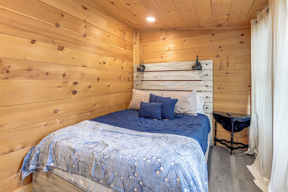 Glamping Getaway at Lake Carmi Cabin!