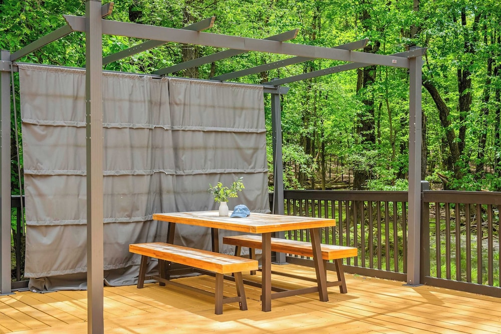 Stylish Mountain Retreat w/ Hot Tub & Firepit Penn Estate Getaway by Avantstay