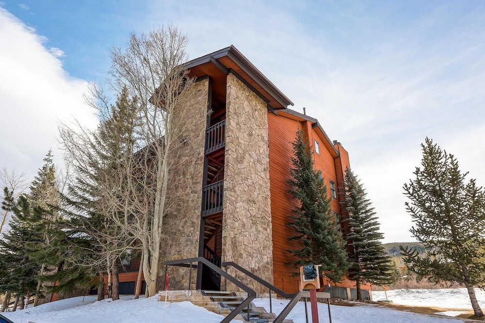 Mountainside 145a 2 Bedroom Condo by RedAwning