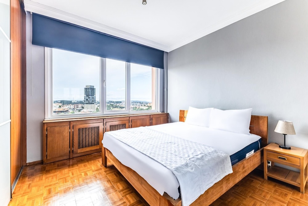 Chic Flat w Balcony 10 min to Zorlu Center