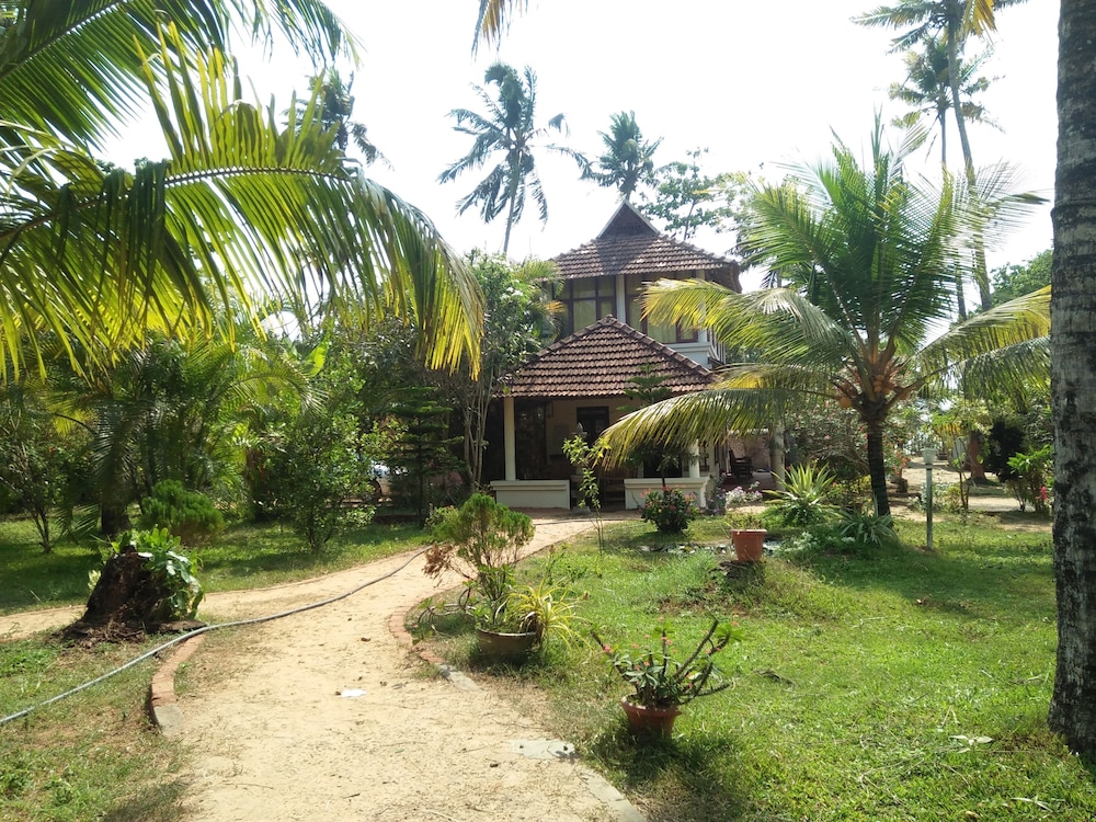 Pozhiyoram Beach Resort view 5