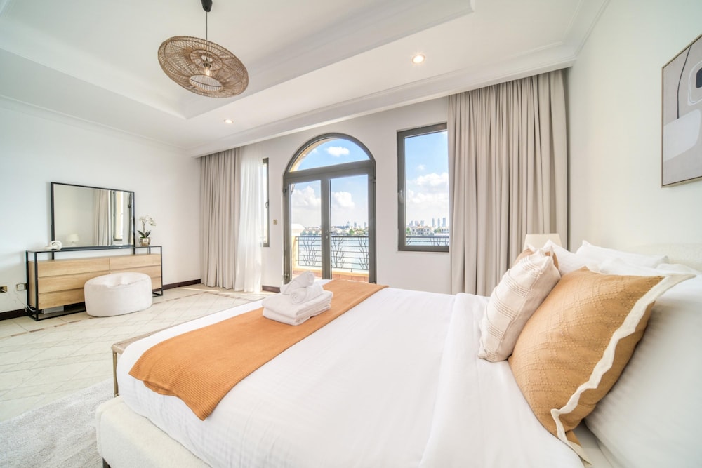Exclusive 6BR Palm Villa w Private Pool and Beach