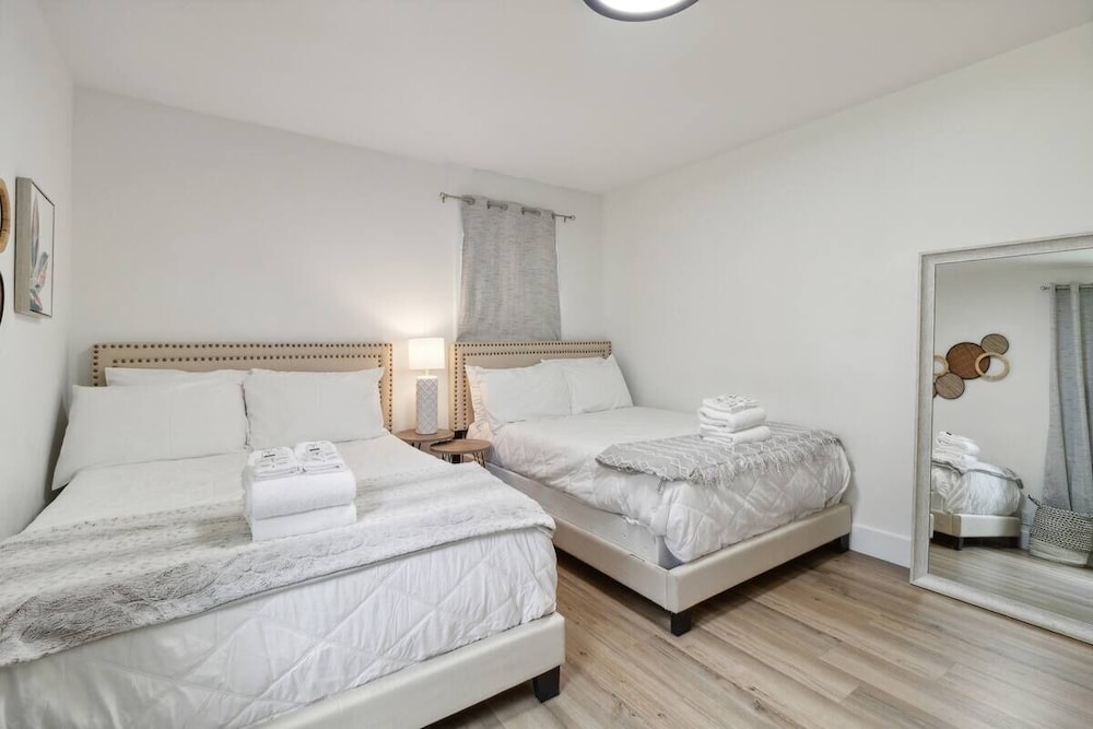 Chic Retreat Near Downtown Nashville 3 Bedroom Home by RedAwning