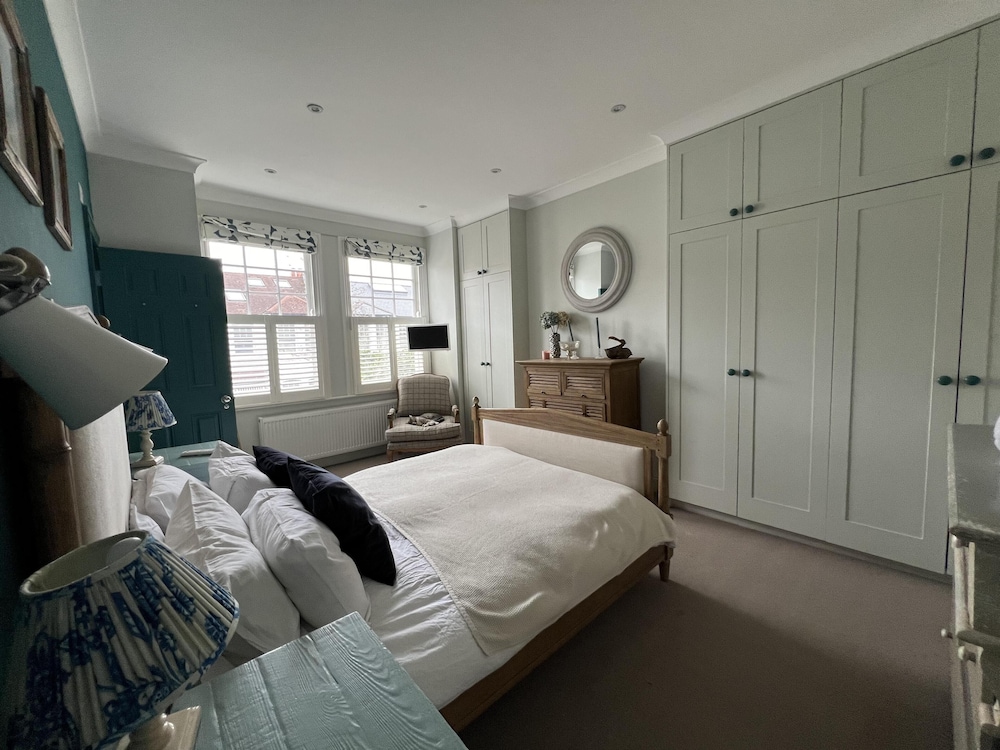 London Charm on Connaught Avenue view 3