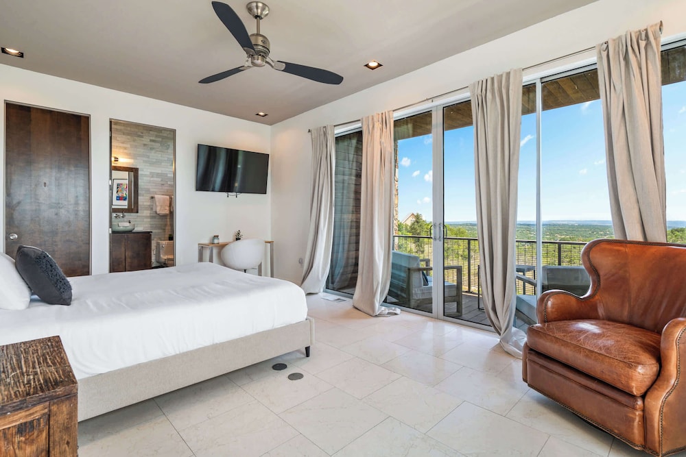 Luxury 4BR Hilltop Retreat Hot Tub & Scenic Views