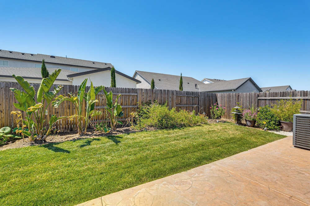 Fenced-in Yard: Apt 7 Mi to Westfield Galleria