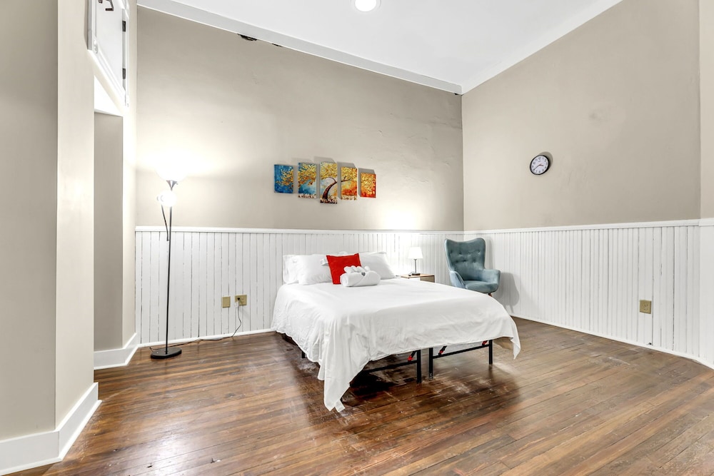 Elm St. Retro Retreat - Downtown Condo view 5