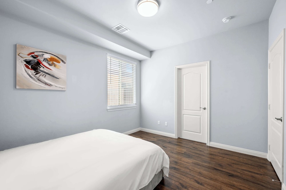 Modern Spacious Home Bright, Family Group Friendly