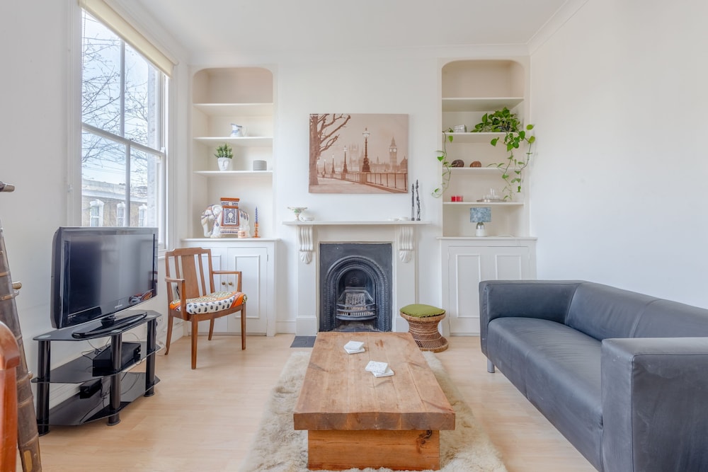 Spacious 3 Bedroom Flat in Brixton