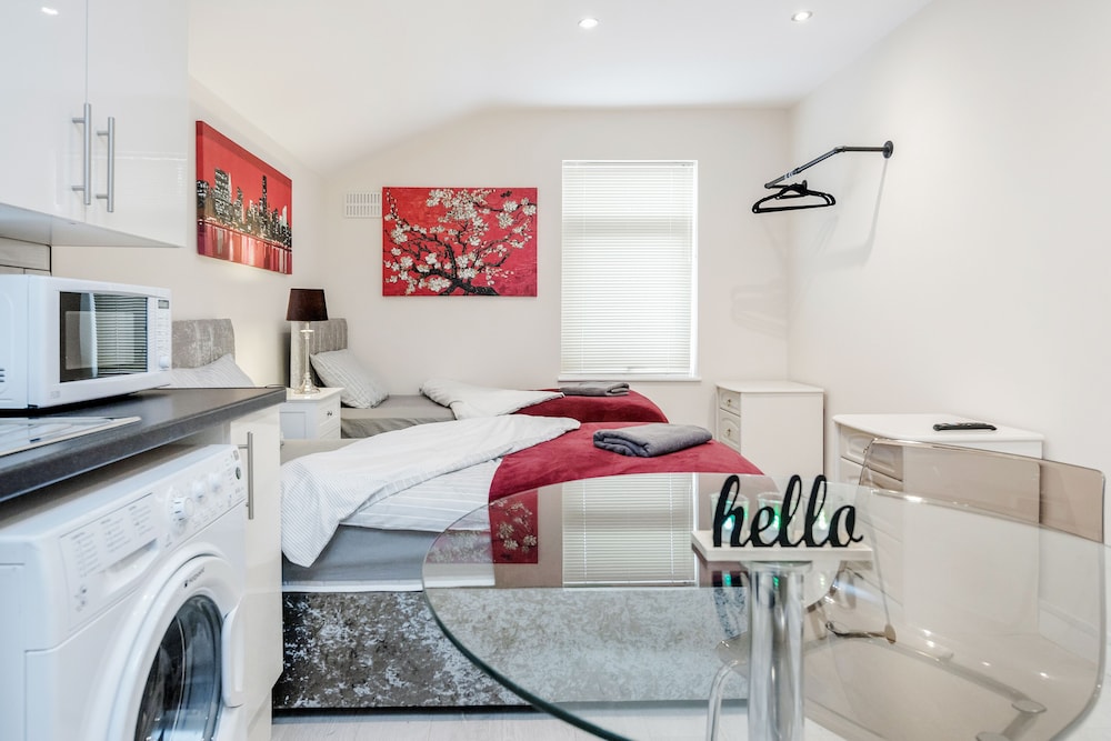 Bedford Hospital Studio Apartment - Victoria D view 4