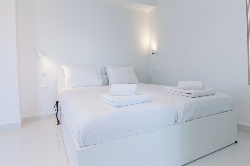 Marousi 2 Bd Luxury Living w Shared Pool