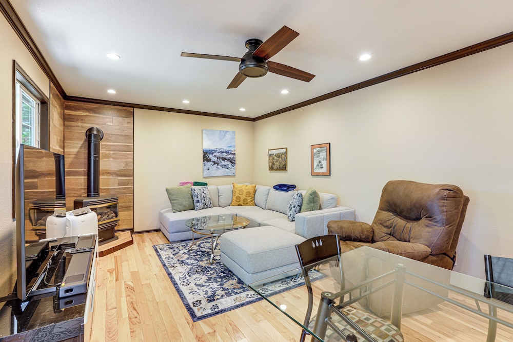 Pet-friendly Retreat w/ Fenced Yard in Aurora
