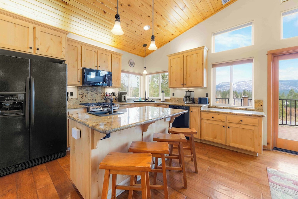 Lookout Point Retreat for 6