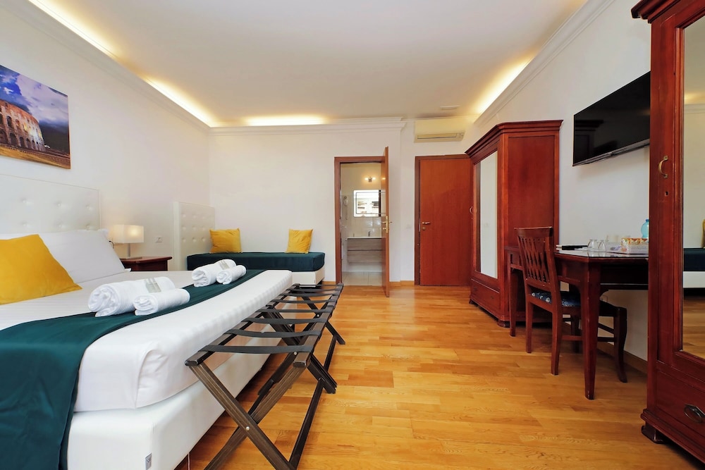 Romulus Rooms