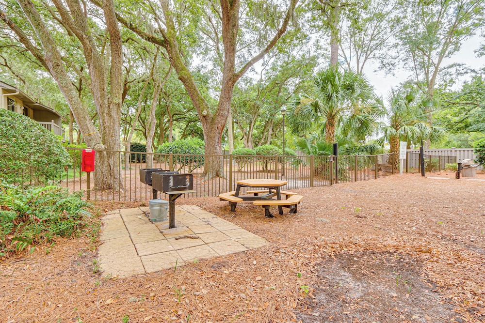 Walk to Folly Field Beach: Condo w/ Pool Access