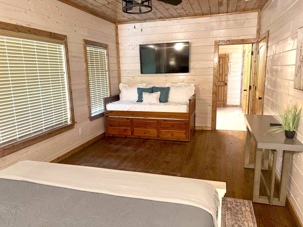 Whispering Winds Luxury Cabin in Hochatown