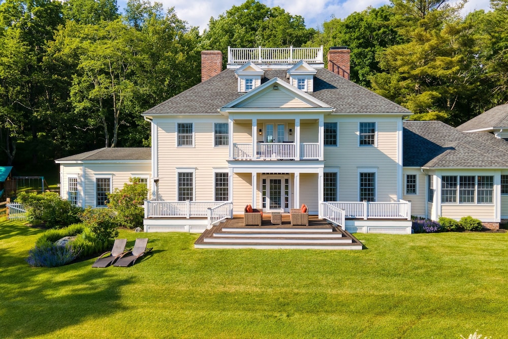 Sunny Pond by Avantstay Secluded Estate w a Private Pond Gym Movie Theater