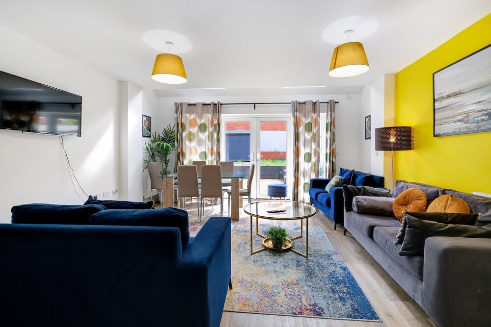 Foxherne 6 Bed & 3 Bath Serviced Hse -20
