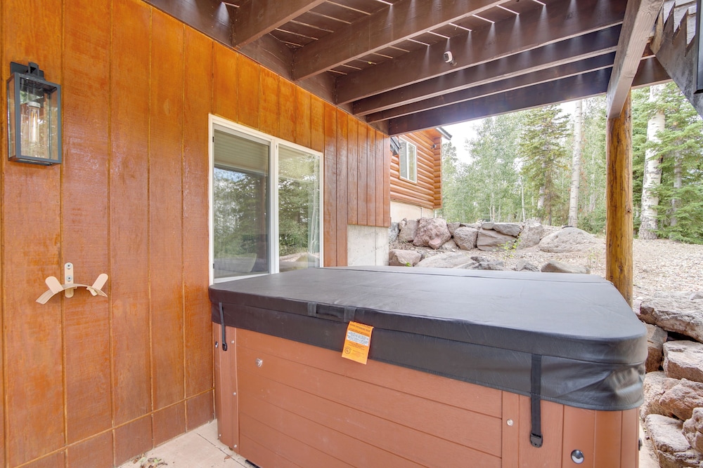 Hot Tub, Game Room! 3-story Brian Head Home