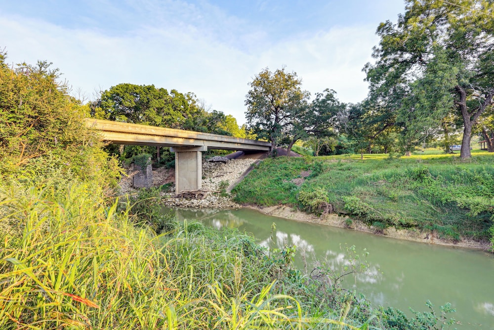 Private Pool: Fun Riverfront Retreat in Hamilton!