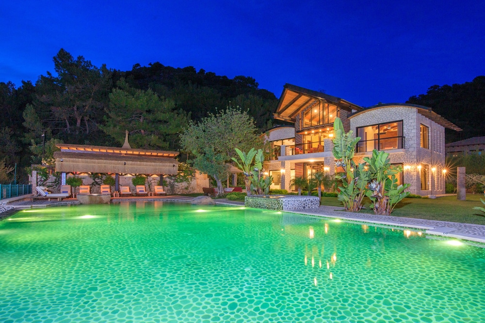 Private Island-Style Ultra Luxury Villa Estate