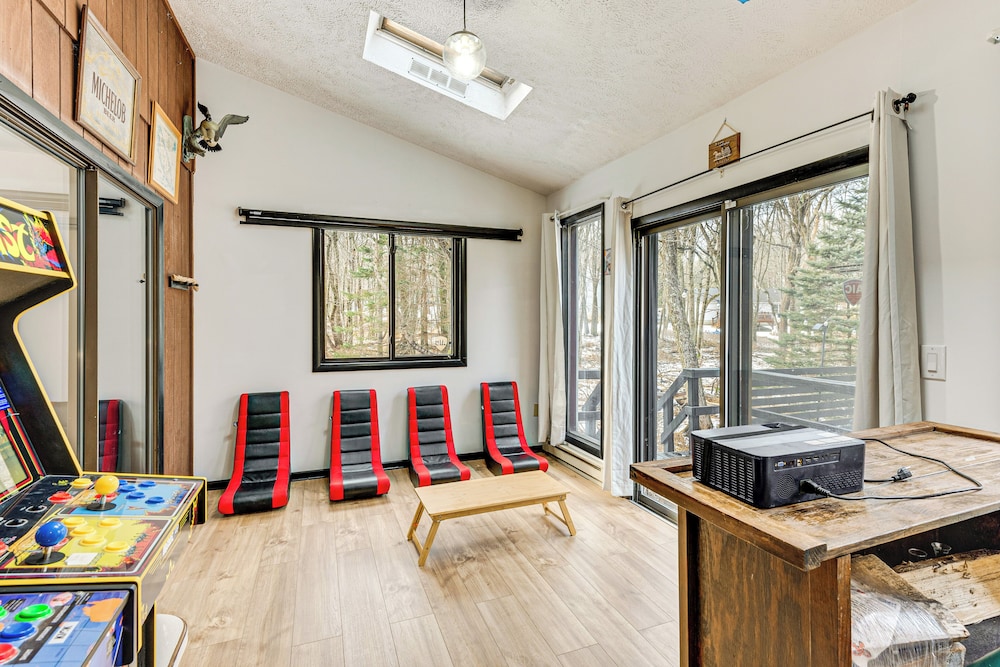 Hot Tub & Game Room: Long Pond Getaway!