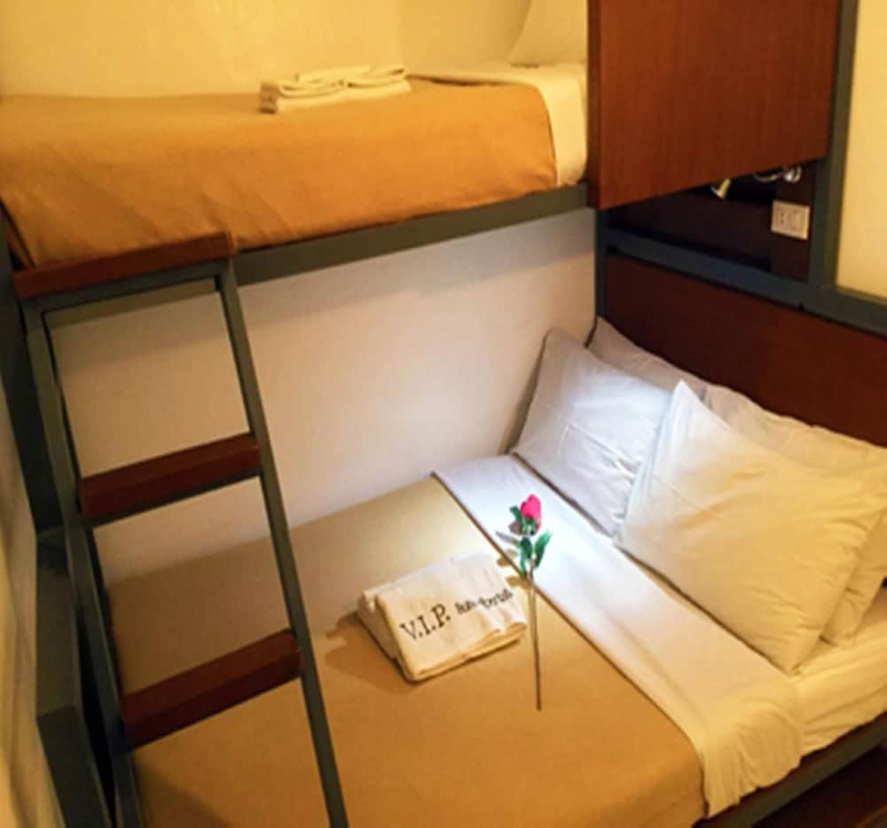Townhouse OAK Makati Manila Near PNR Pasay Evangelista formerly VIP Suites