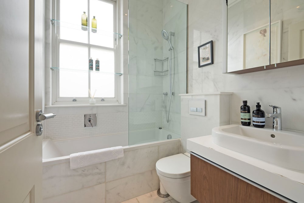 The Artists Hideaway-2 bed Mezzanine in Paddington - by Out of Office Lifestyle