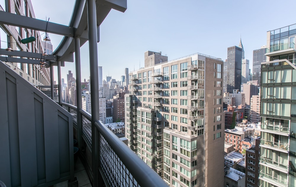 Bright 2 Bedrooms 2 Bathrooms Unit With Balcony
