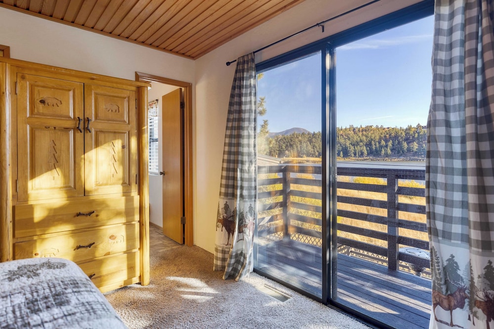 Viewtopia by Avantstay Lakefront Views + Hot Tub