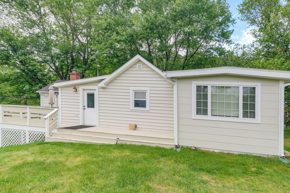 Quiet Cottage Rental in The Plains w/ Deck & Views