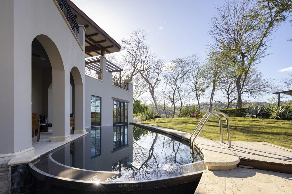 Arcos Del Mar Beachfront