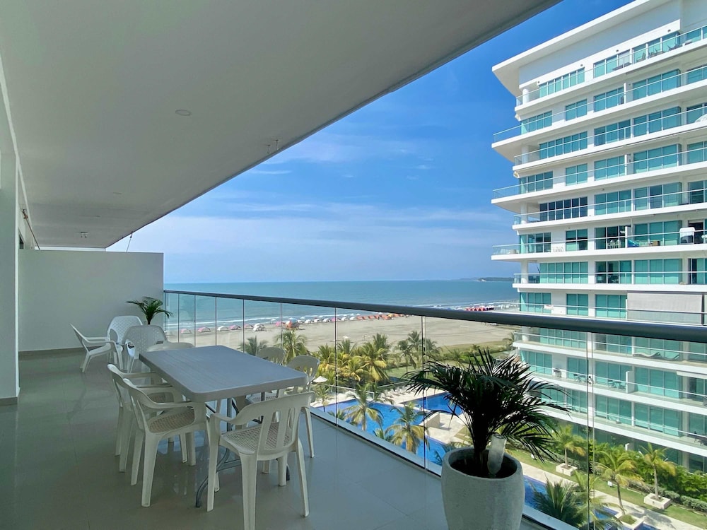 w Impeccable 2BR w Charming Balcony in CTG