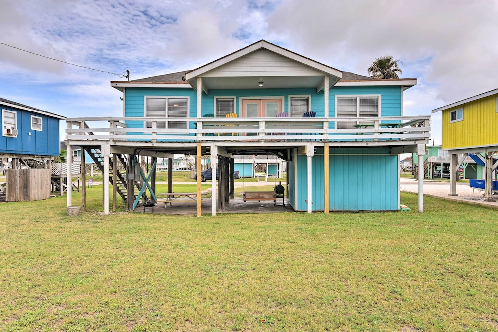 Walk to Ocean: Coastal Surfside Beach Bungalow! view 4