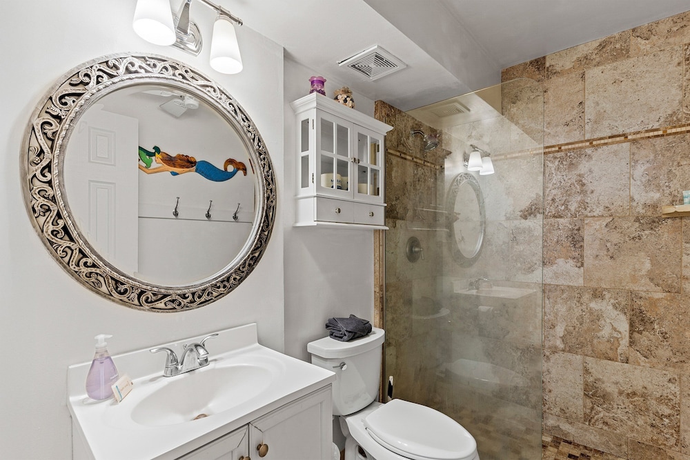 Kalama Terrace P-307 - 3rd-floor Walkup, 7 min Walk to Charley Young Beach, AC!